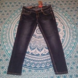 NWT Wallflower distressed skinny jeans